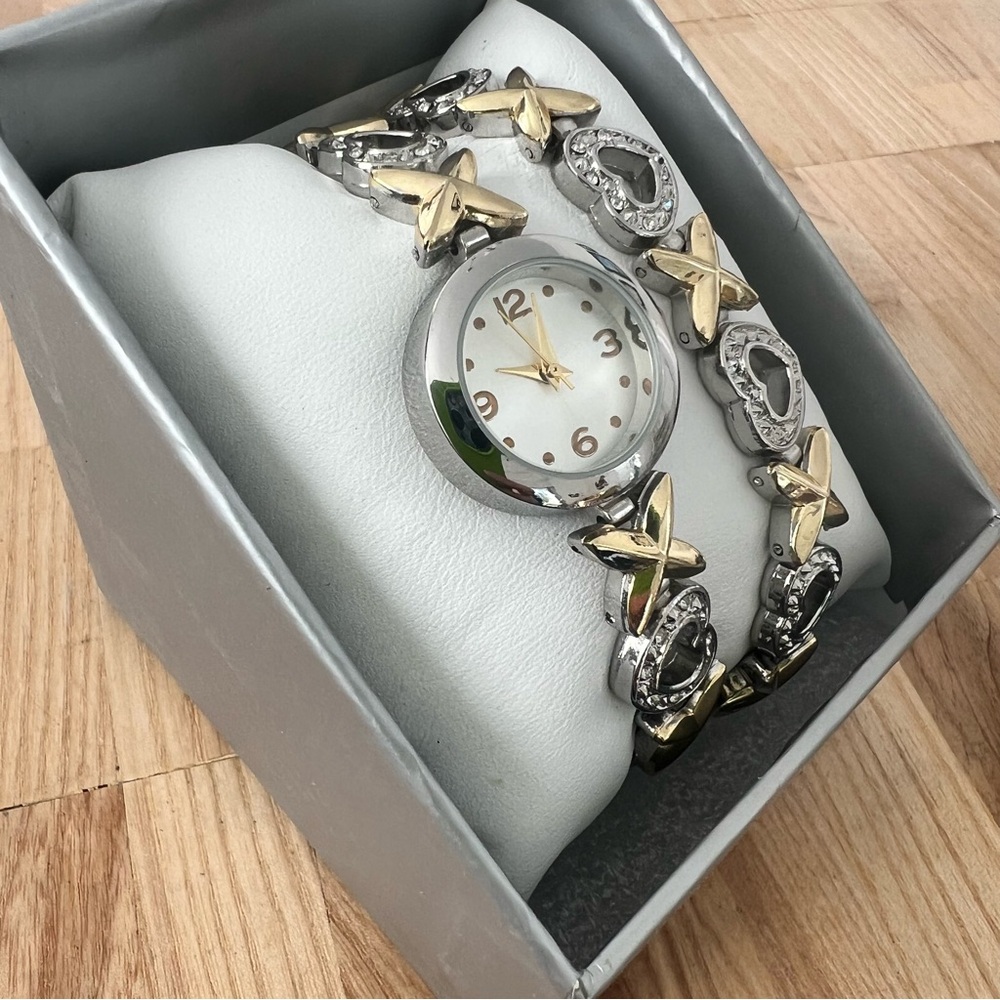 NIB Unbranded watch and bracelet two tone hearts gift set - Picture 4 of 6